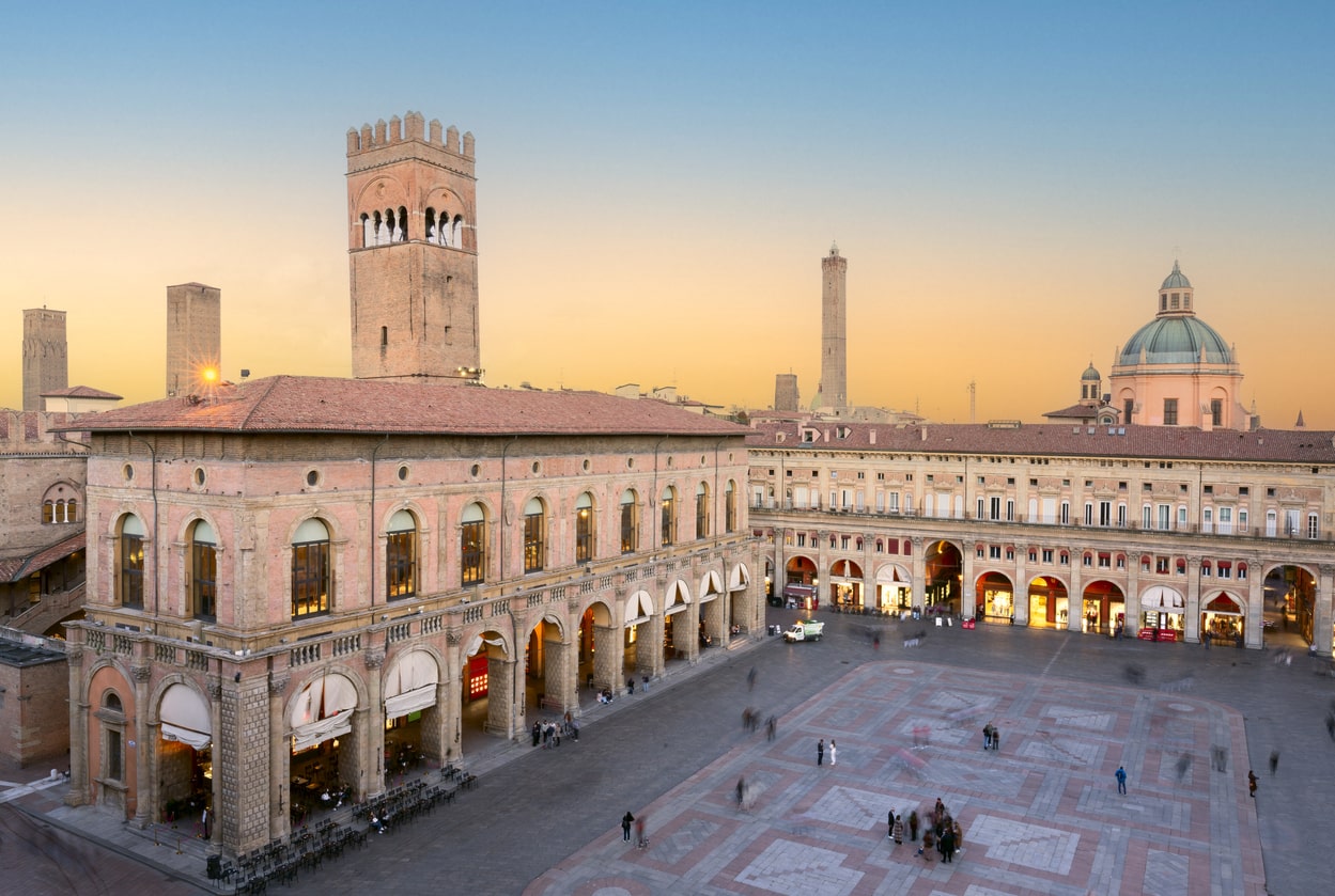 Bologna: cosa vedere, piatti tipici e come arrivare da La Spezia con Rentia